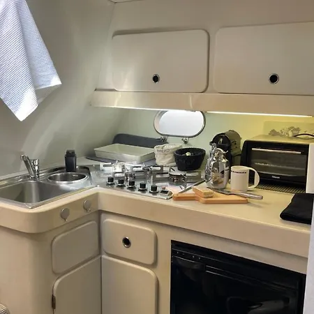 Boat In ספינת מלון