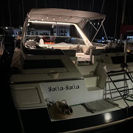 ספינת מלון Boat In *