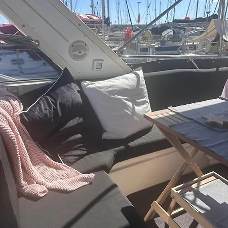 ספינת מלון Boat In *